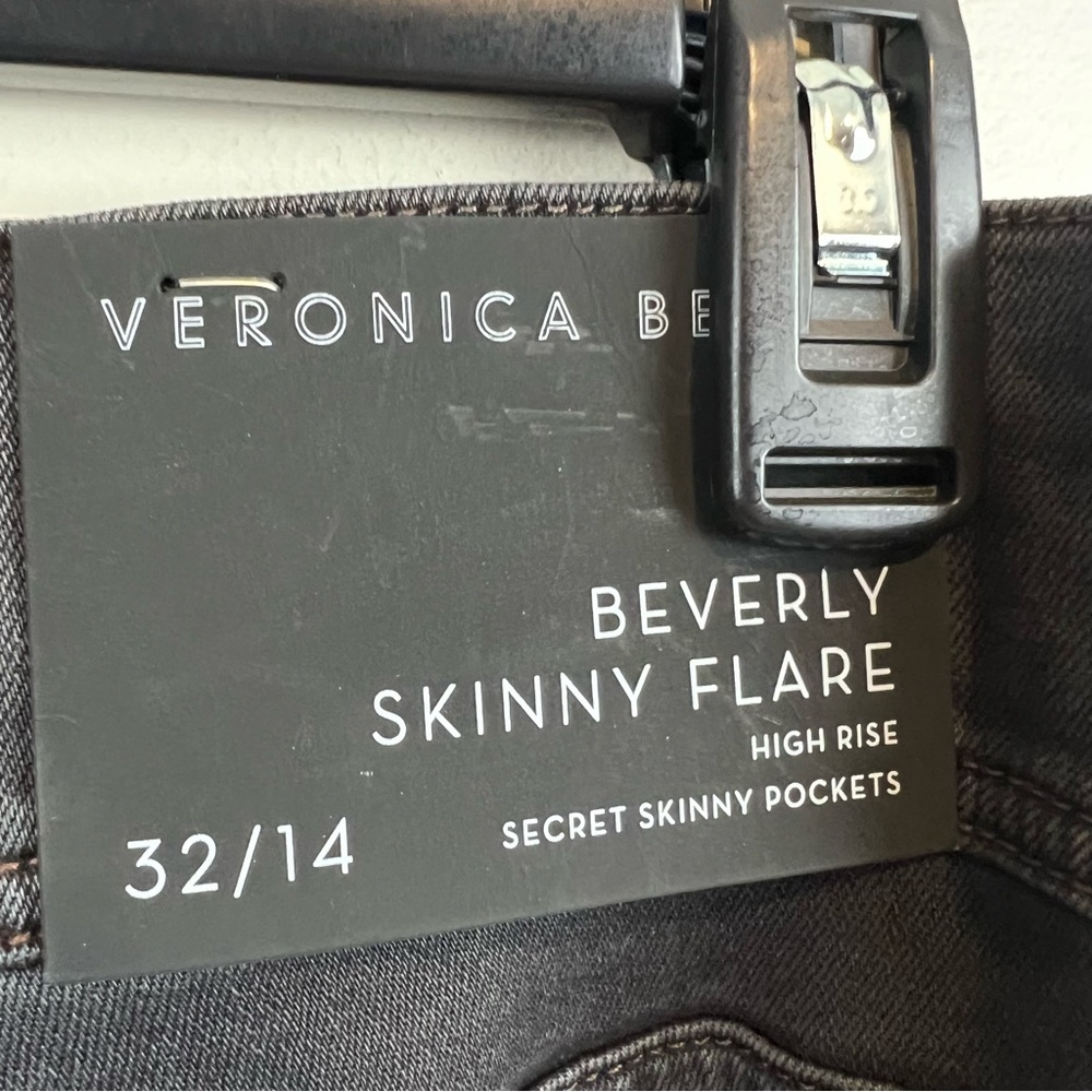 New Veronica Beard Beverly Yoke Front Jean in Color Moonlight, Size 32/14 - Picture 8 of 15